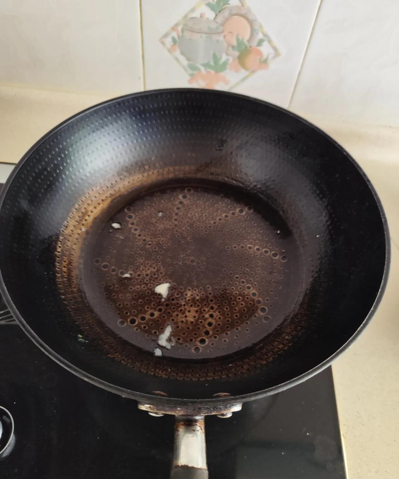 老伴嫌弃这个铁锅了，说是炖菜、炒菜不好吃，买了一个新大勺，这个铁锅卖给了楼下收废