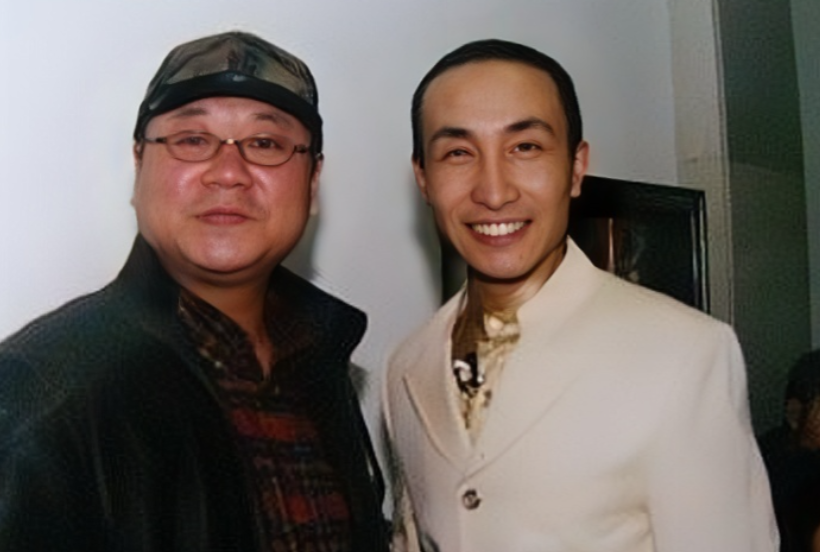 1988年，巩汉林借范伟300块钱给媳妇买裙子，可转身他就忘了。范伟三次上门，旁