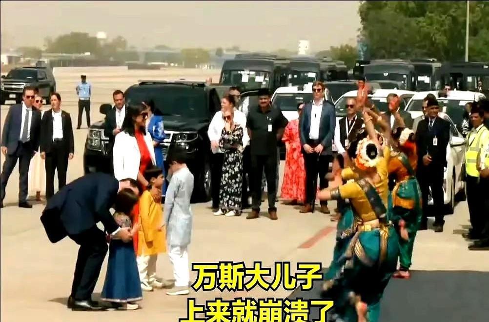 万斯拖家带口抵达印度，当地气温40多度，没有遮阳伞，没有凉棚，没有扇子，没有小风