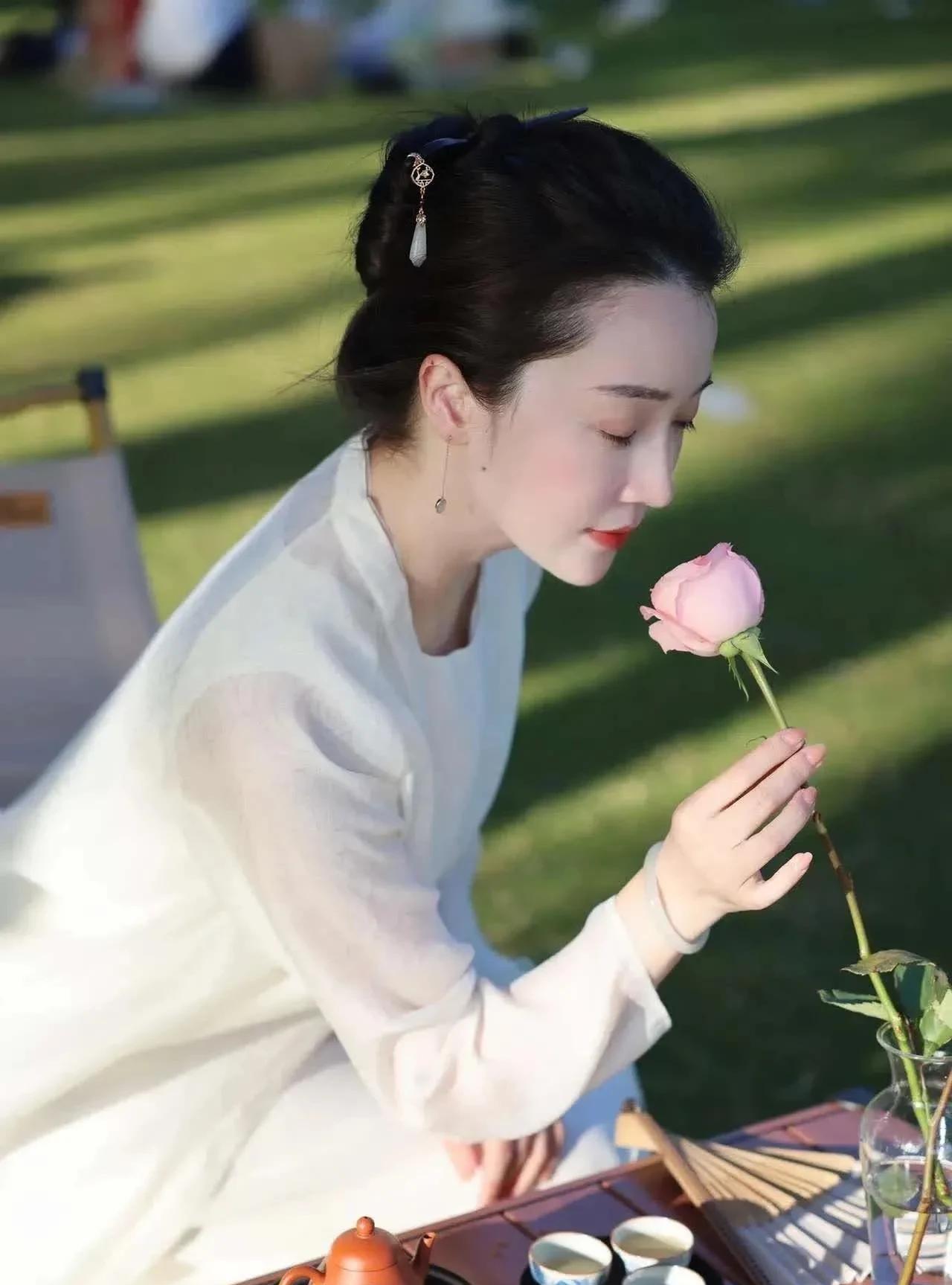 #上联：好女子何人可配，下联怎么对# 
上联：好女子何人可配？
下联：仙山人志士