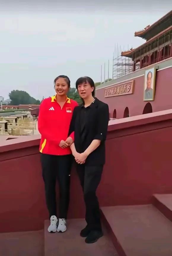 赖亚文主任用心良苦，亲自率队体验升国旗、奏国歌的爱国感受。
洛杉矶奥运会能不能升