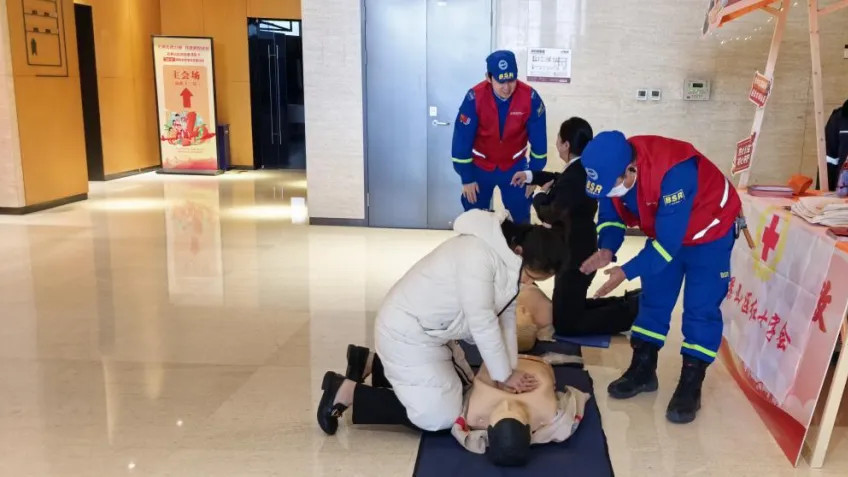 石景山区红十字会开展“国际志愿者日”急救技能培训活动
