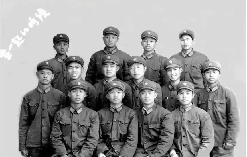 现在去凭祥的老兵驿站，常能遇见拄着拐杖的127师老兵。
有个叫赵志国的老爷子，裤