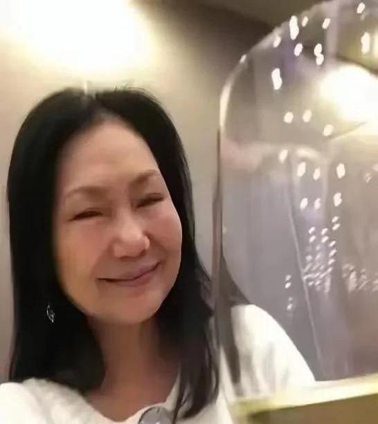 大S最近的动向引发了热议，她竟在赴日本之前又曝出房产争议，背后的家庭矛盾让人心里