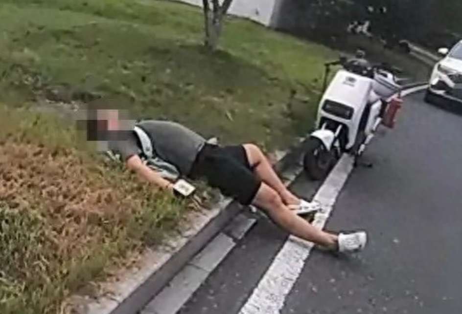 山东肥城，男子因长期酗酒被包工头送回家中，回家后男子为了躲避电动车，倒地昏迷，妻