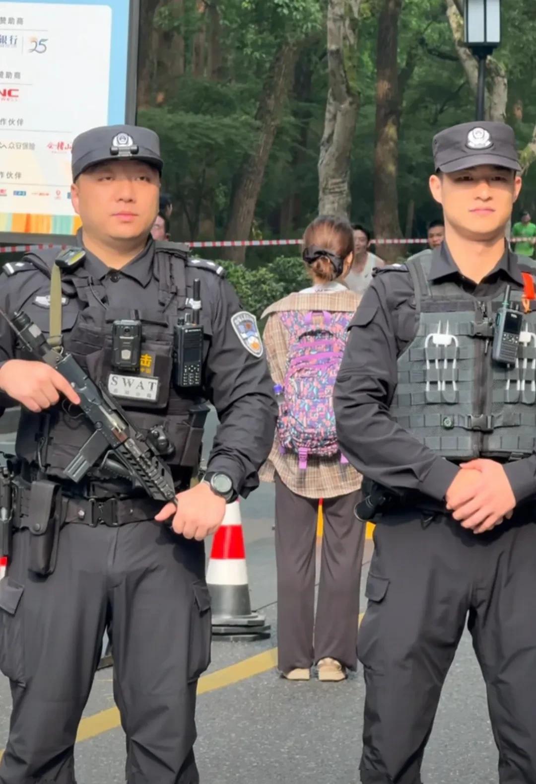 杭州西湖这小眼睛特警实力派，和同事站在一起虽然颜值和身材没有同事高，但是硬实力出