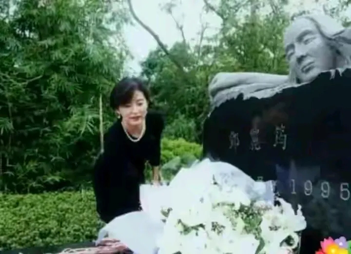 台湾曾流行“君歌霞影”的说法，当年“听邓丽君的歌曲，看林青霞的电影”成为年轻人最