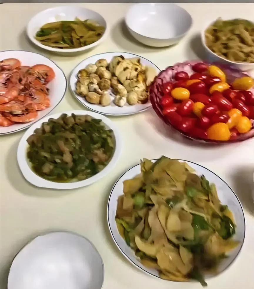 哈尔滨，实时温度才22度！外面下着雨，很大很急那种。且不用管它了，朋友的孩子今天