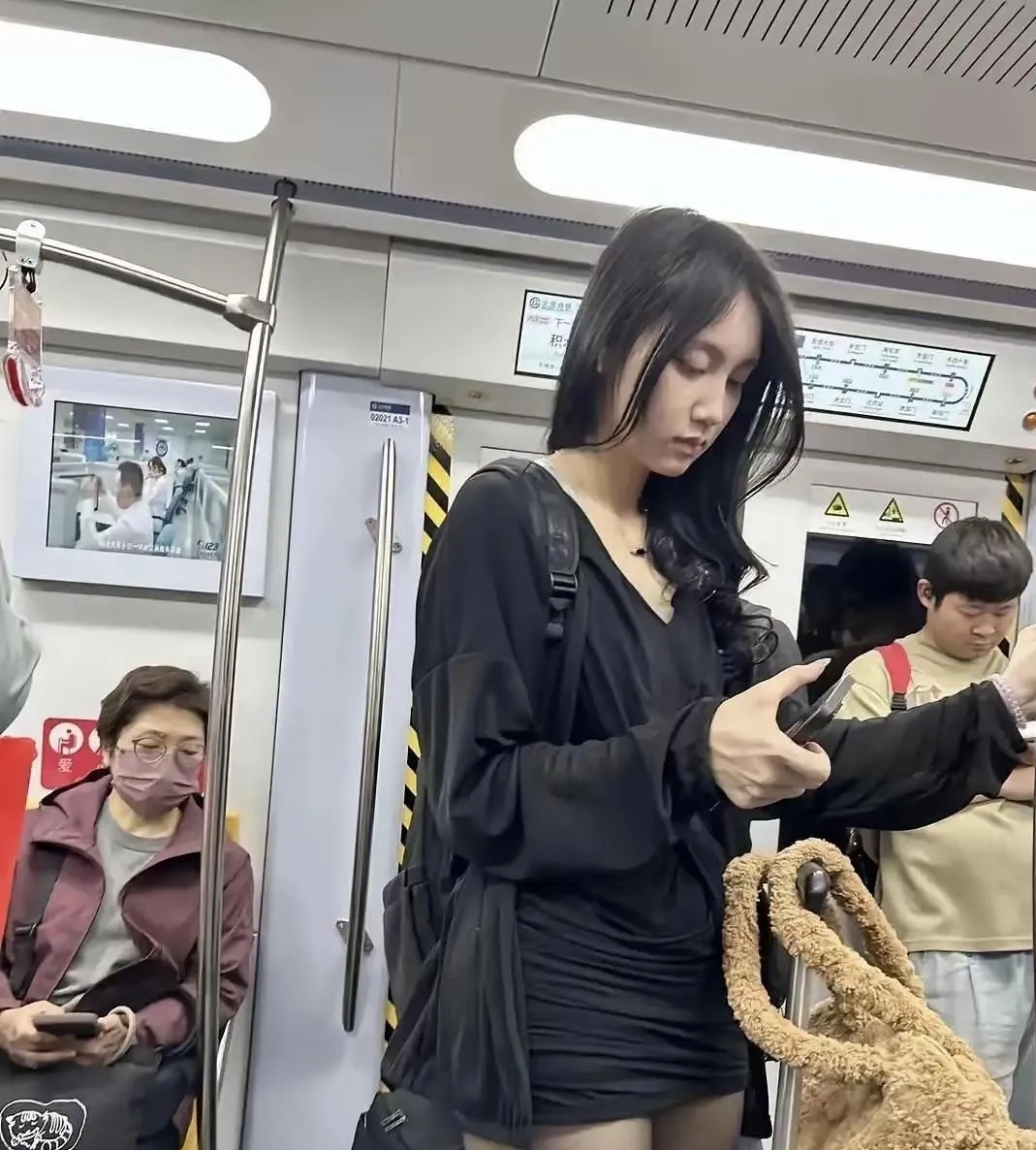 不明白为什么，脸那么小的一个人，腿那么粗