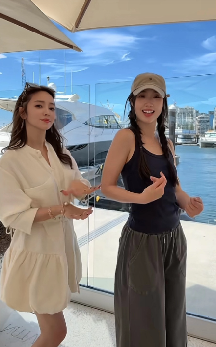 侯主播和管乐看着就喜庆，佩岑姐和小baby你们是舞蹈奇才吧，真的太会扭了！一扭扭