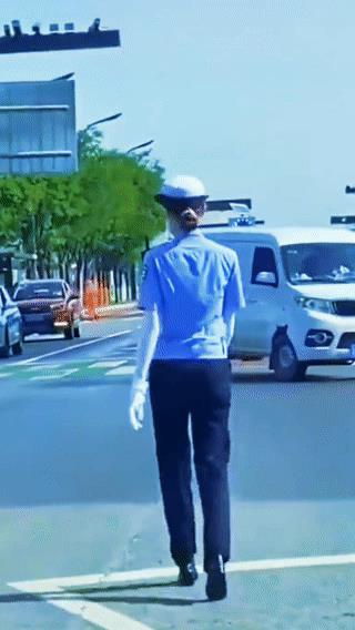 正常走路也会引来热议！竟然说这样的姿态容易招蜂引蝶，如果你看了又有什么样的感受呢