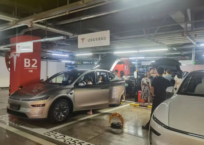 特斯拉统治力太恐怕了

给中国的所有新能源车企上了一课

首先，坚持不做一些虚头