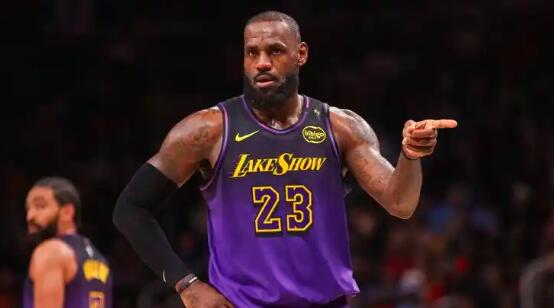夏普近日称勒布朗被低估，认为他仍是NBA前十球员。尽管有人不认同，但夏普强调40