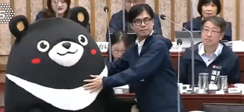 “高雄熊”爆陆货！市府称业界惯例 蓝酸勿双标
高雄观光大使“高雄熊”近来活跃在各