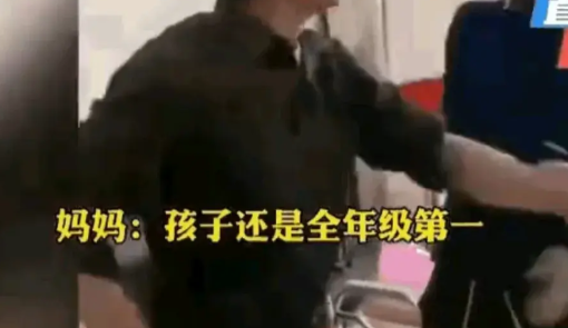 父亲和儿子大打出手，儿子一脸凶狠的看着父亲，甚至动手掐自己父亲的脖子。这一幕刺激