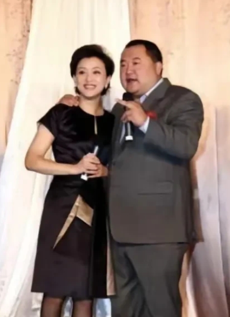 1994年，26岁的杨澜非要和银行上班的丈夫张一兵离婚，转身嫁给了体重200斤，