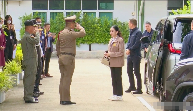 6月26日，泰国总理佩通坦率领小组前往沙缴地区
在讨论泰国与柬埔寨边境检查站开放