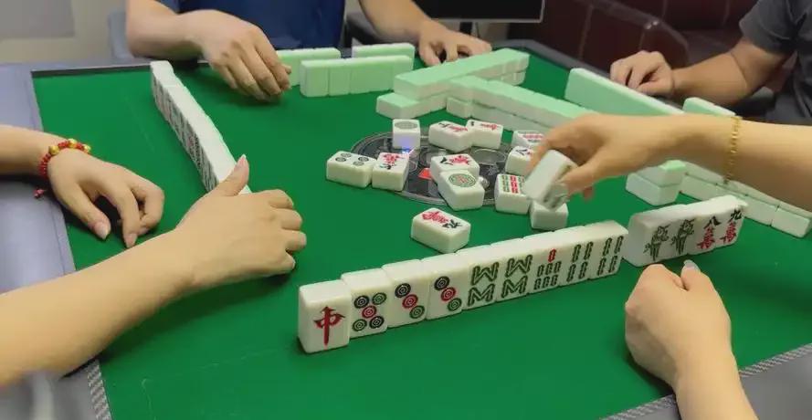 陕西渭南，一男子在棋牌室玩牌，他有个暗杠，一个牌友没给他钱，他气不过，跟对方吵了