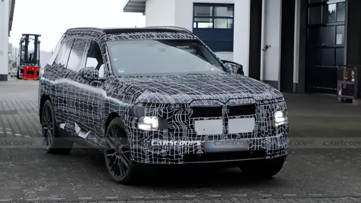 全新宝马X7外观大改！超大双肾格栅，门把手换成鳍片式，四出排气