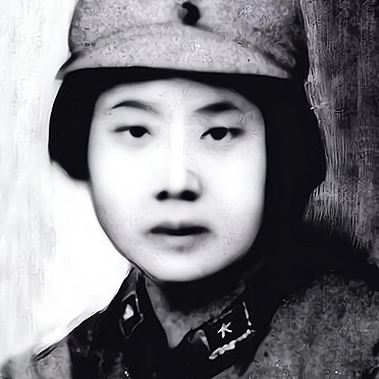 1942年，日军强迫百姓上街观看行刑，并在众目睽睽之下，扒下一位女子的上衣，用铁