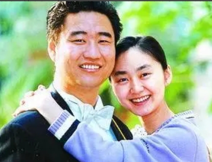 那年，歌手丛飞胃癌晚期，躺在病床上不得已中断了慈善捐助，被资助的孩子家长打来电话