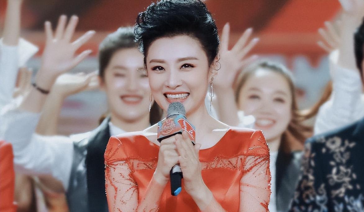 “我们离婚吧。”当年，知名主持人周涛下班回家，看见正在厨房忙碌的丈夫，当即就说出