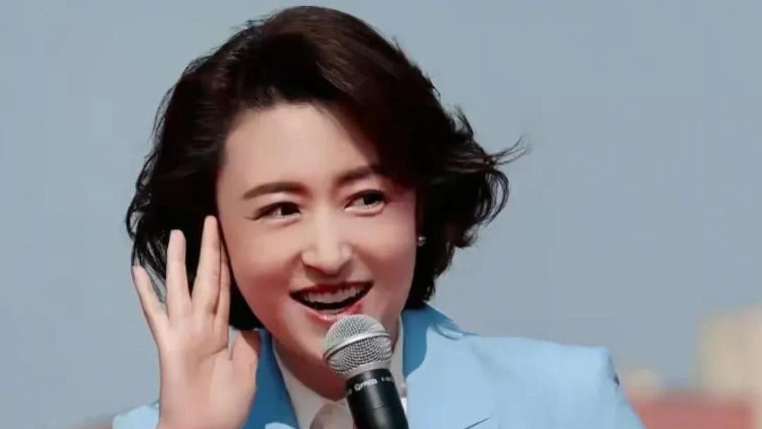 灰系穿搭意外出圈，解读央视主持人的高级祝福，张蕾三八妇女节化身历史课代表？