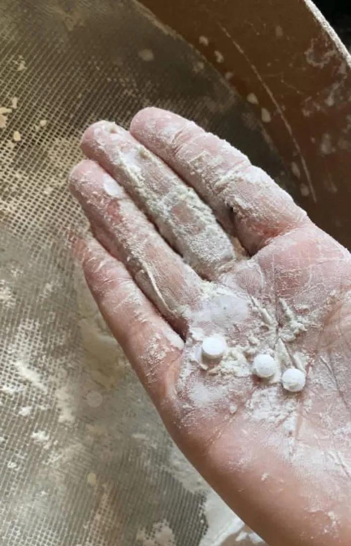 又是一招毒计，有人竟在加沙的人道主义援助面粉中“投毒”！
据悉，这些面粉袋中藏匿