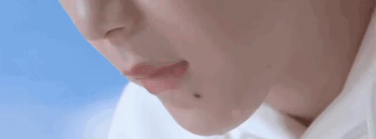我去看了眼妮维雅官旗莎莎的物料居然还在？之前黑子闹得沸沸扬扬害我以为这事要黄了！