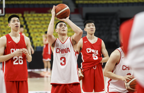 中国男篮今晚热身赛首秀对阵委内瑞拉，上午进行踩场训练的胡明轩！