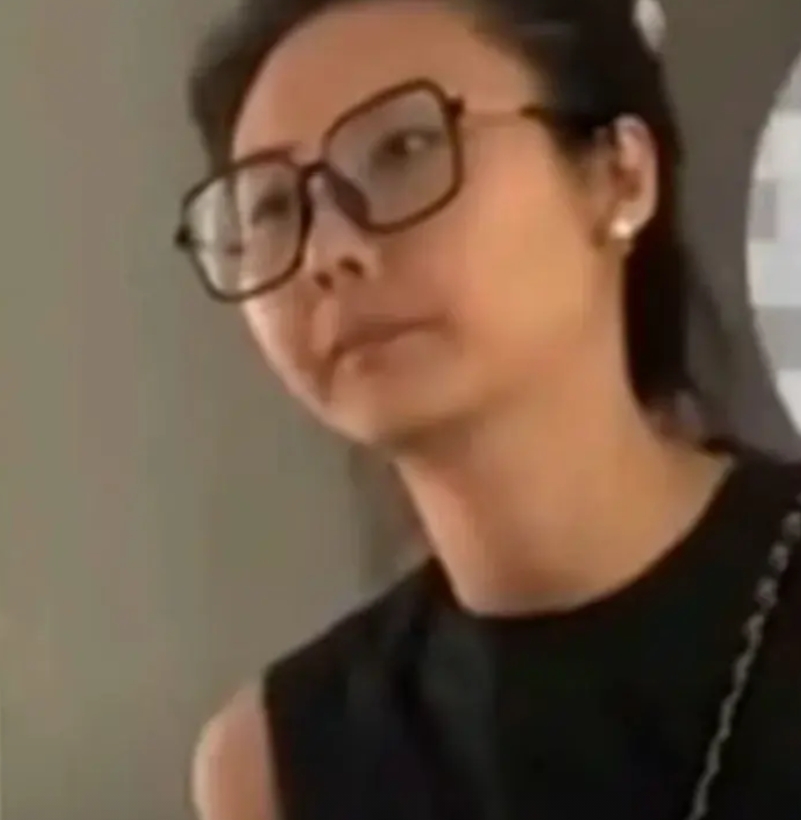 有网友说，景德镇洗头的这名女子跟浙江嫌弃水烫，索要1000元赔偿的女子很像，看了