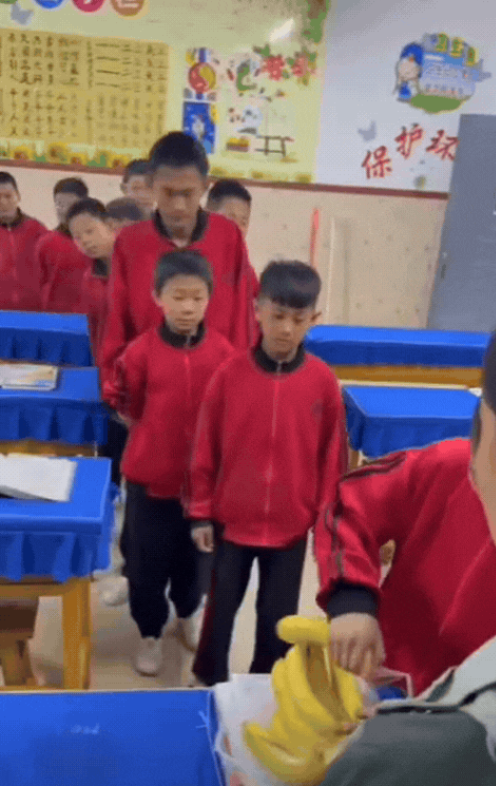 “骨子里的教养！”甘肃平凉，老师给同学们发香蕉，一位学生不小心撕破香蕉皮，可没想