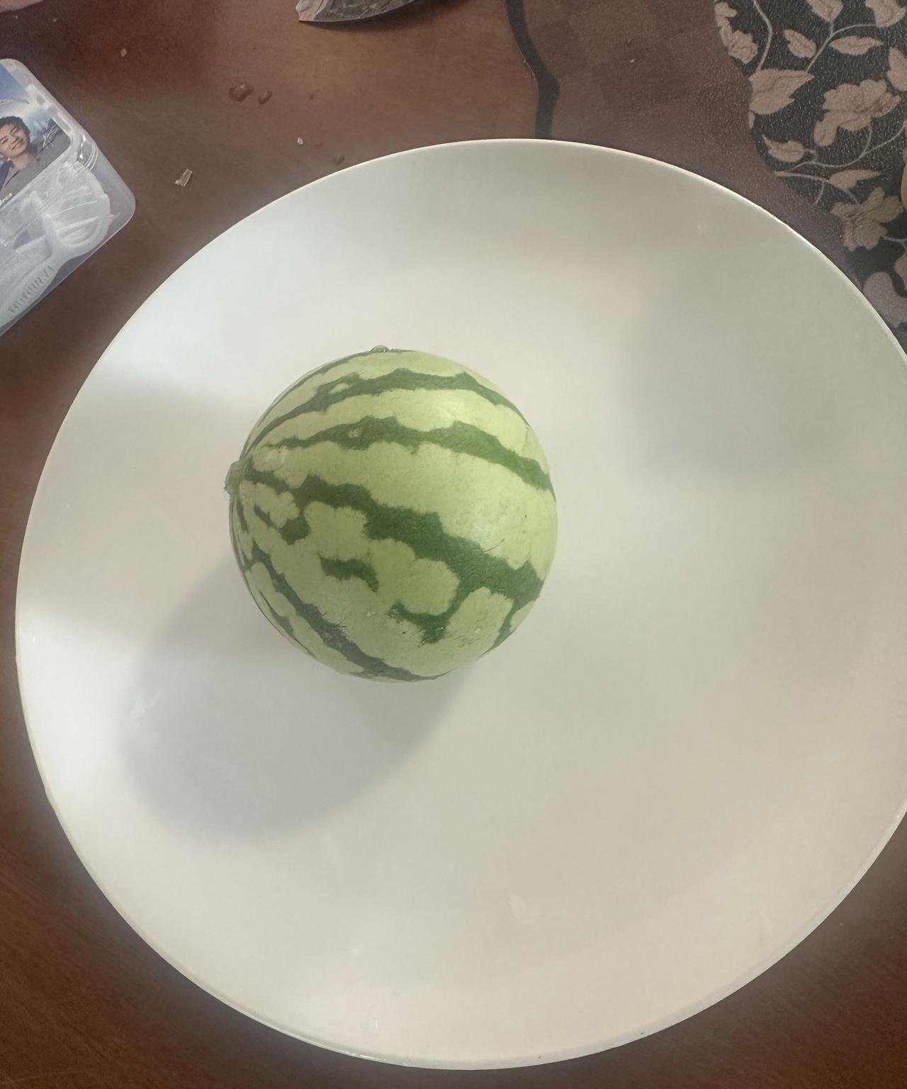 [捂脸][捂脸][捂脸]
我很有仪式感的吃了第一个我自己种的西瓜。
哈哈哈，竟然