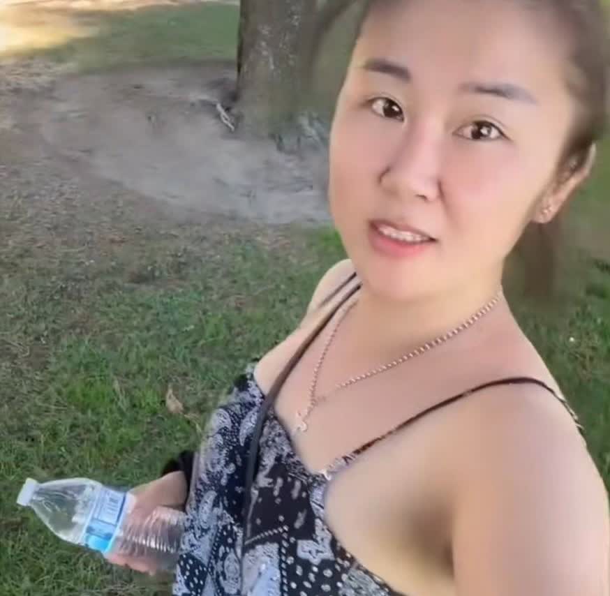 美国洛杉矶。原籍福建的华人女子称赞美国真自由，不穿内衣，穿个肚兜就能出门，凉快的