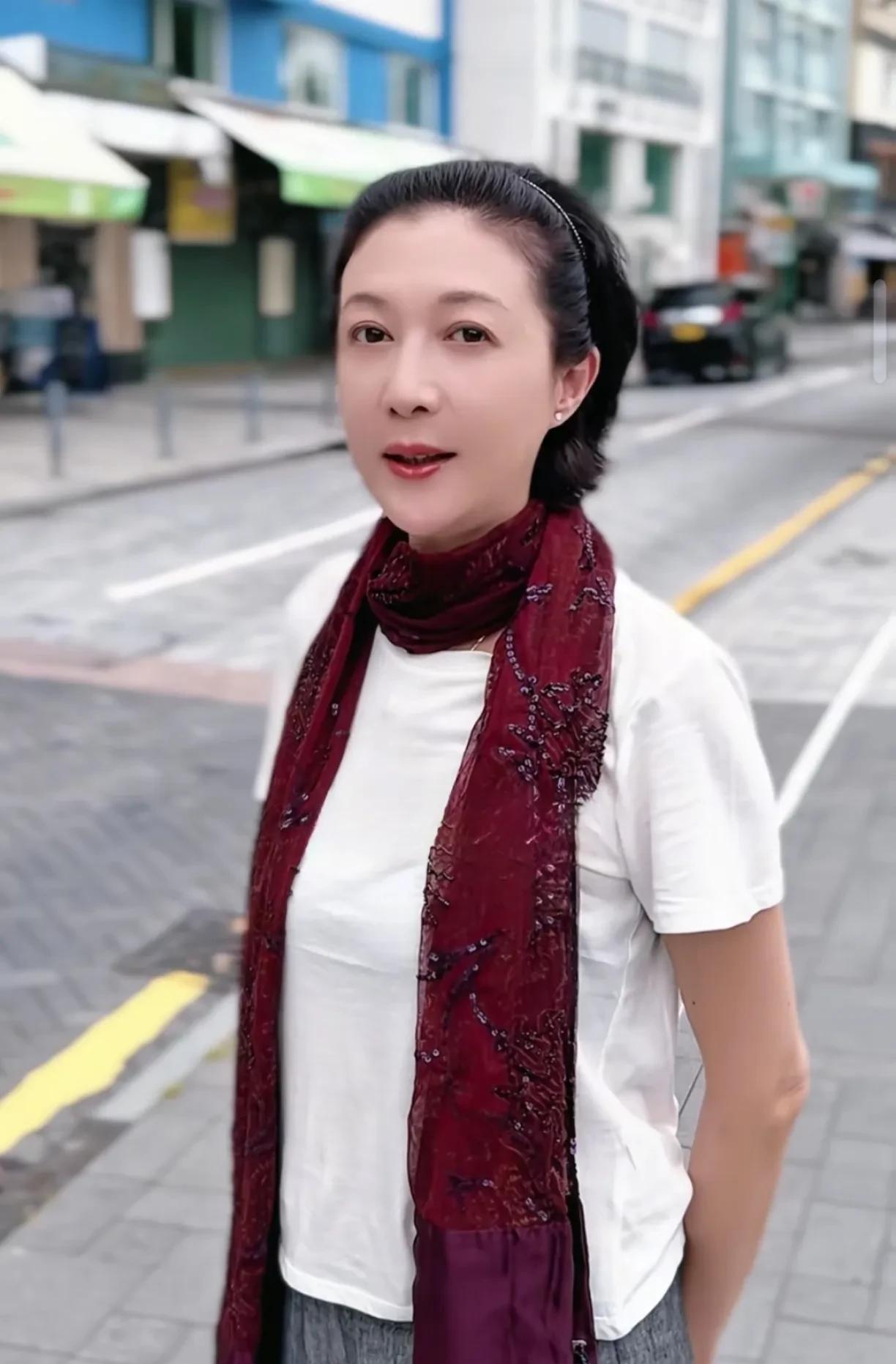 这么多年来，吴绮莉能从和成龙的感情纠葛里走出来，真的是很不容易。那么好的条件，却
