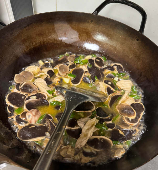 大家吃过这个美食吗？吃起来有点苦味。不过也挺好吃的，口感挺好的。配辣椒炒还蛮香的