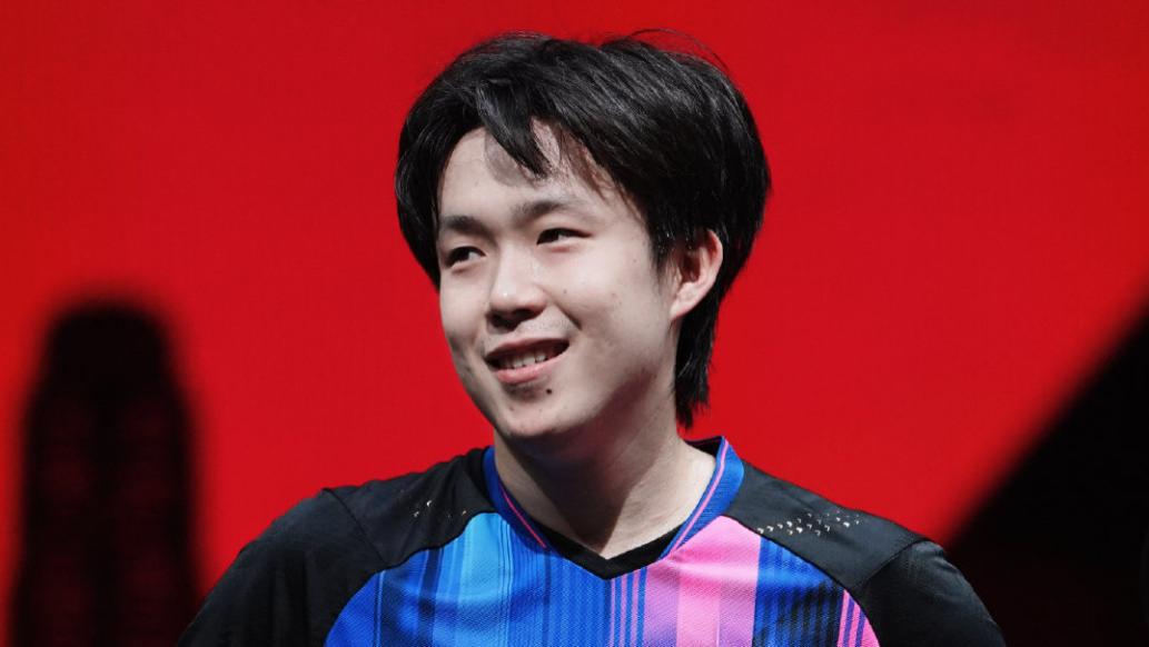 暖男！王楚钦采访结束跟记者温柔say晚安，双手相扣感谢大家再走