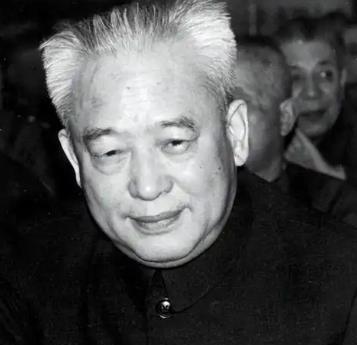 1960年，石油部长余秋里为救大庆油田，请求罗瑞卿派飞机运5吨焊条，却被罗瑞卿怒