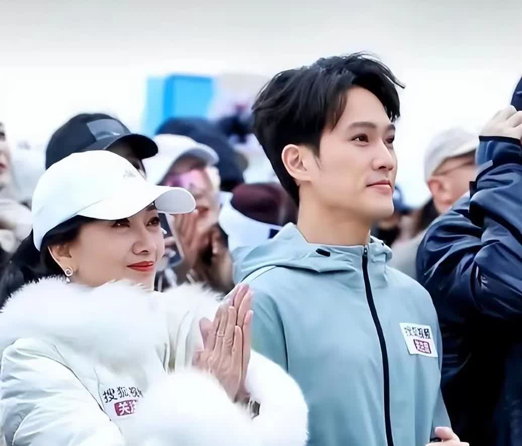 这可是72岁赵雅芝跑马拉松，儿子保镖贴身保护，不服不行啊！