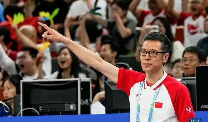 这个教练叫李笋南，博士生导师。大运会女篮教练，成都大运会带领女篮击败日本夺冠，刚