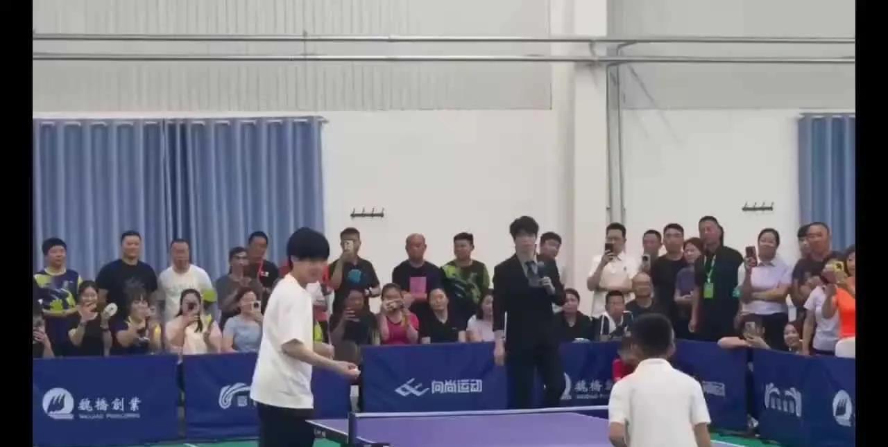 王楚钦和小朋友打球，背后发球超惊艳！主持人逗趣，王楚钦立马回应“偷偷加转”，胜负