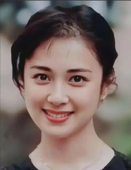 这是谁？一双眼睛魅惑勾人，妩媚又娇嫩。脸型圆润，五官精致，圆润的杏仁眼让人看起单