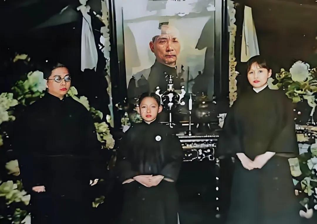 1925年孙中山病逝，宋庆龄穿黑色素衣满脸悲伤，场面庄严肃穆。
照片中左侧的是孙