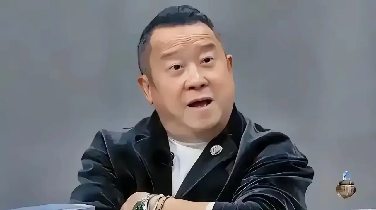 曾志伟说，我老爸曾启荣以前是香港警队的探长，跟着吕乐混的。小时候家里确实有钱，住