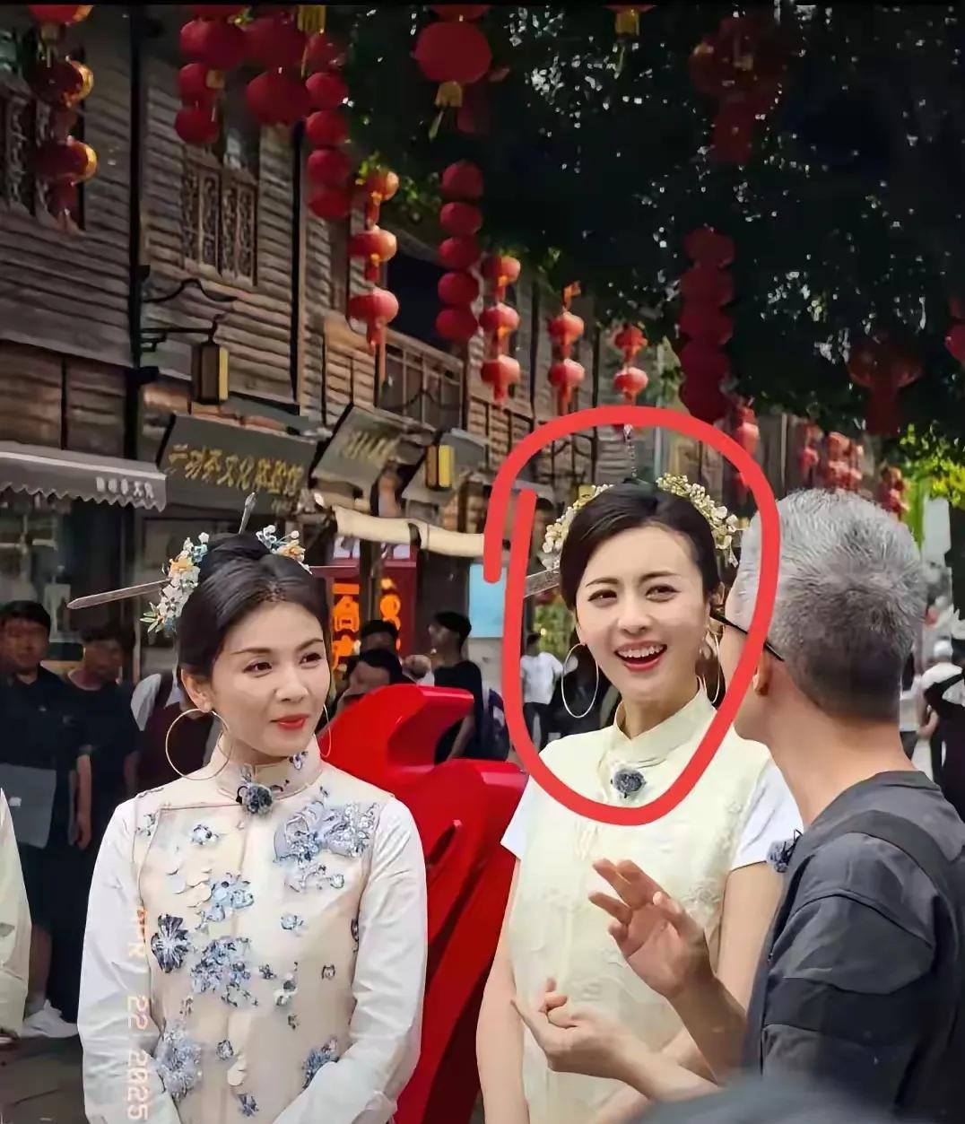 周涛本来颜值很高，但在这位美女面前颜值立马被秒杀了，你知道这位美女是谁吗？