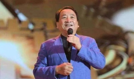 1998年，姜昆的妻子李静民从国外回来，发现家里多了一个6岁的小男孩，问他：“姓