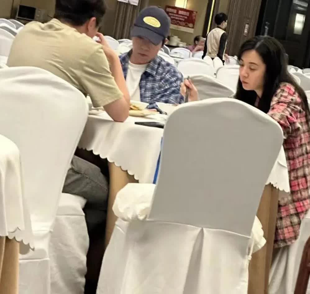 37岁俞灏明带王晓晨回老家！情侣装很甜蜜～～俞灏明带王晓晨回广东会友被偶遇，两人
