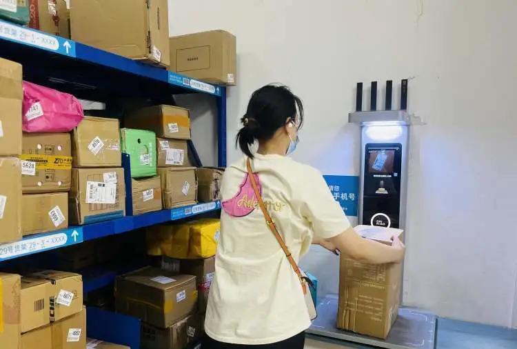 “贪小便宜惹大麻烦！”福建厦门，女子去快递站取快递，发现快递站自助取件存在管理漏