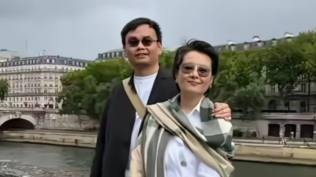 袁立和她三婚小12岁的老公去巴黎度假的照片火出圈了！53岁的她状态太逆天，虽然瘦