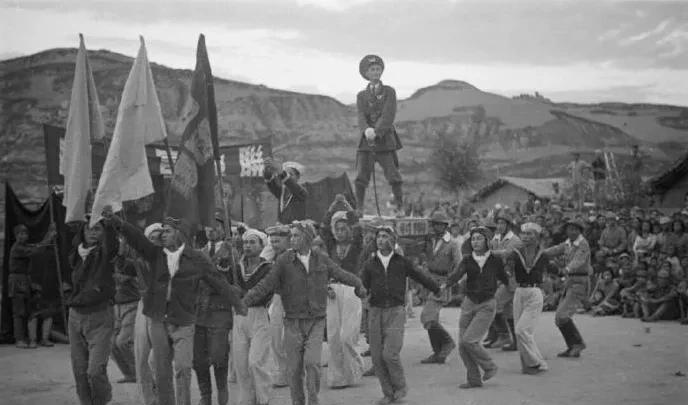 1944年欧洲战场诺曼底登陆后，延安群众在进行庆祝活动。